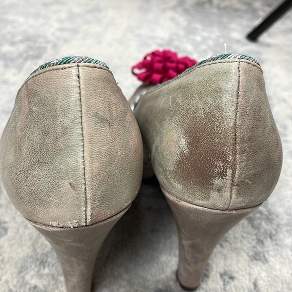 Poetic License Distressed Leather Floret Pom Pom Pumps Retro Heels Taupe Sz 7 - Picture 6 of 14